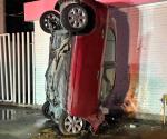 Accidente deja auto parado de punta en Monterrey
