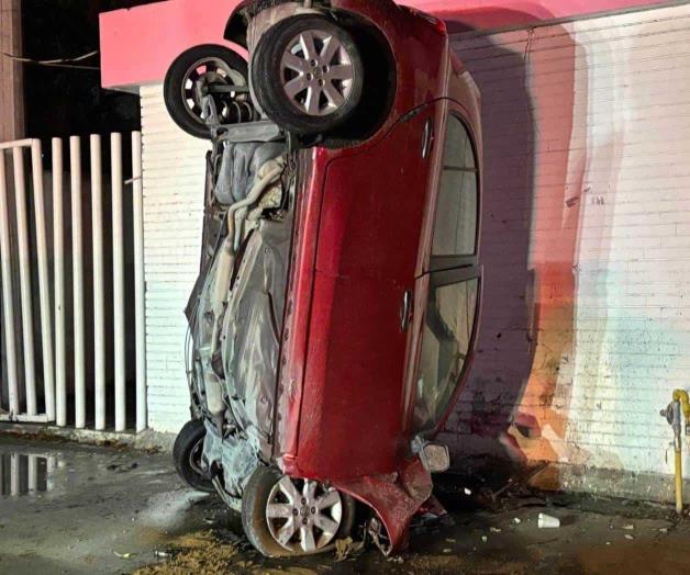Accidente deja auto parado de punta en Monterrey Accidente deja auto parado de punta en Monterrey