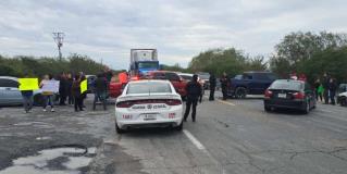 Bloquean ejidatarios carretera a San Fernando por falta de luz y agua