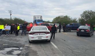 Bloquean ejidatarios carretera a San Fernando por falta de luz y agua