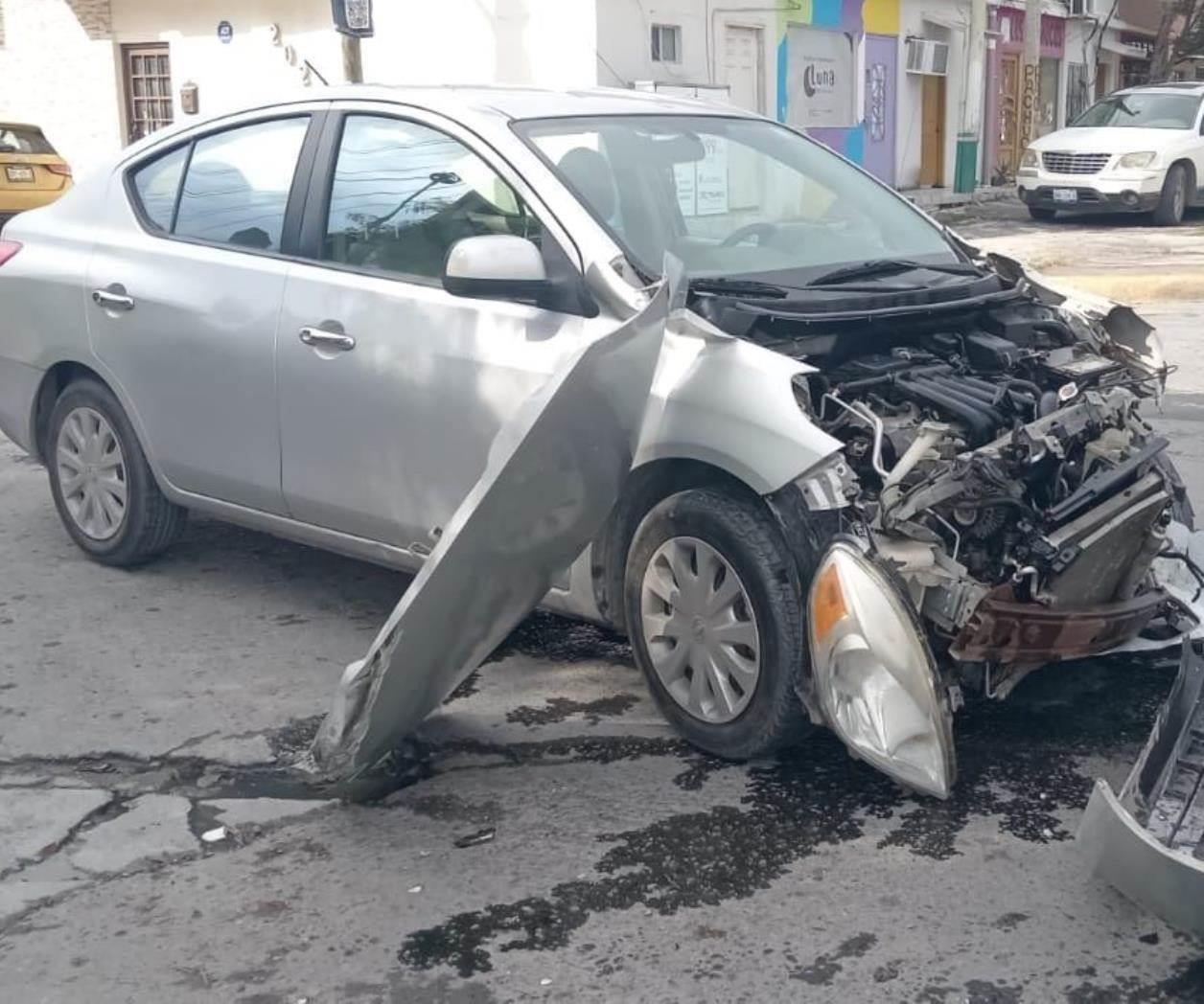 Le destroza su auto una pipa de Pemex