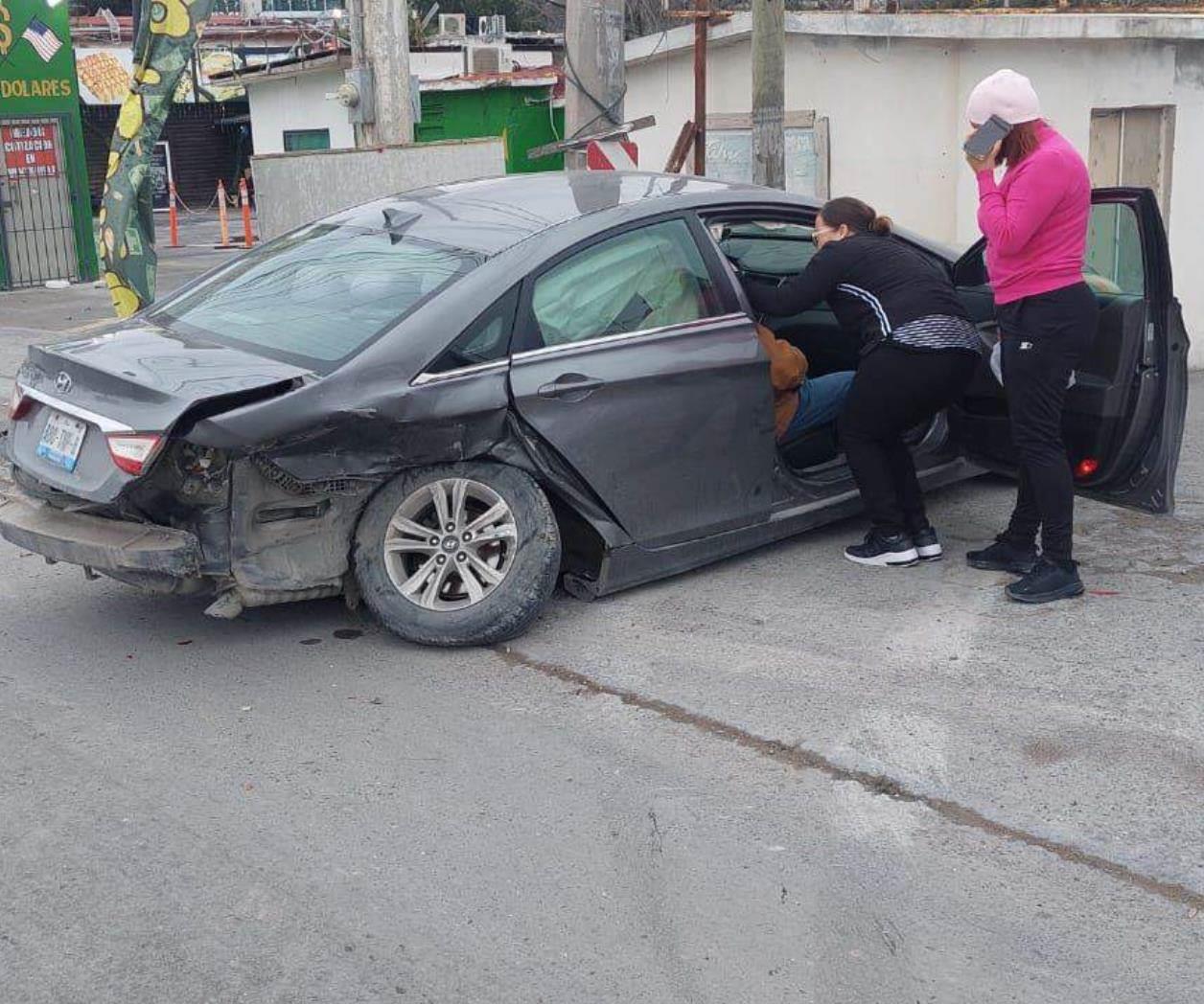 Invade carril, choca y provoca caos vial