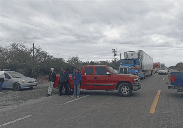 Bloquean carretera Reynosa - San Fernando; les faltan luz y agua