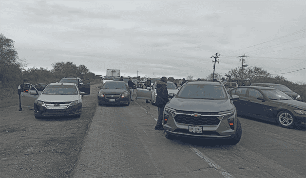 Bloquean carretera Reynosa - San Fernando; les faltan luz y agua