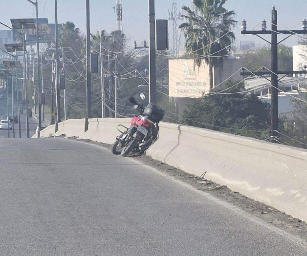 Motociclista pierde la vida tras caer desde puente vehicular en Escobedo