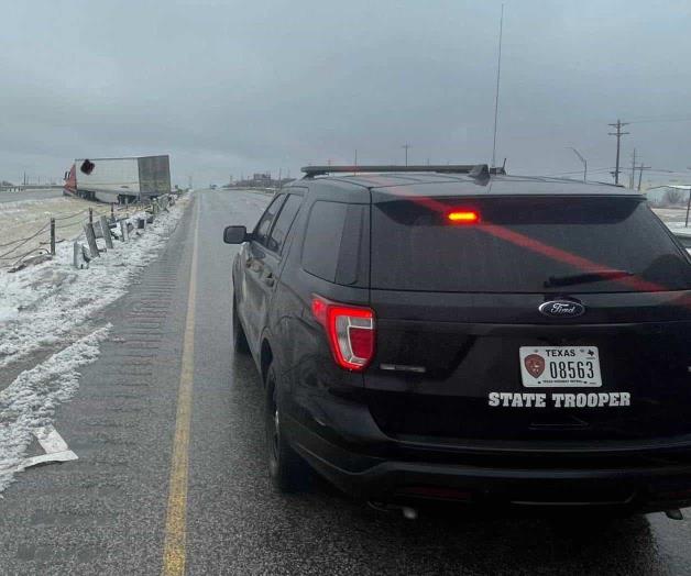 Patrullan en la carretera entre la lluvia y la nieve
