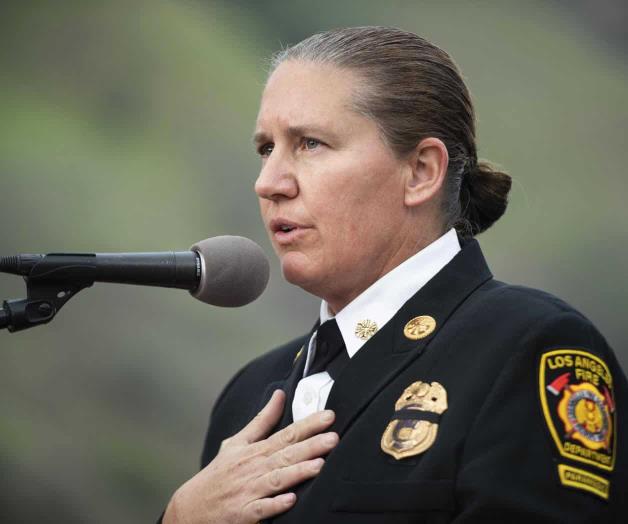 En medio de siniestros, jefa de Bomberos de LA está en disputa con el ayuntamiento