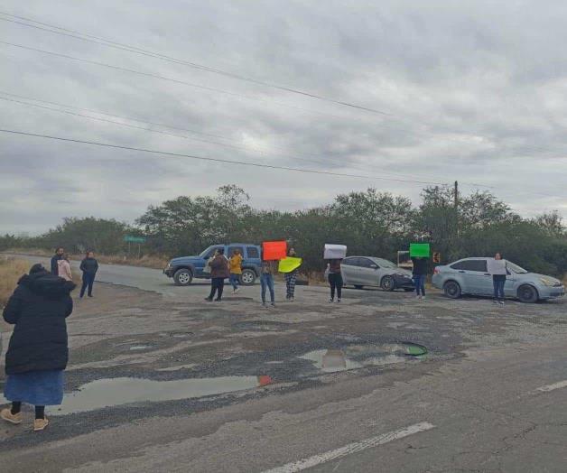 Bloquean carretera Reynosa - San Fernando; les faltan luz y agua