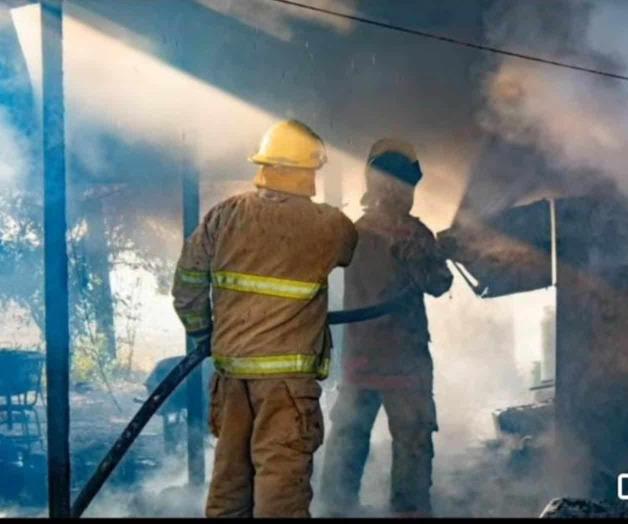 Atienden bomberos incendio en vivienda Atienden bomberos incendio en vivienda