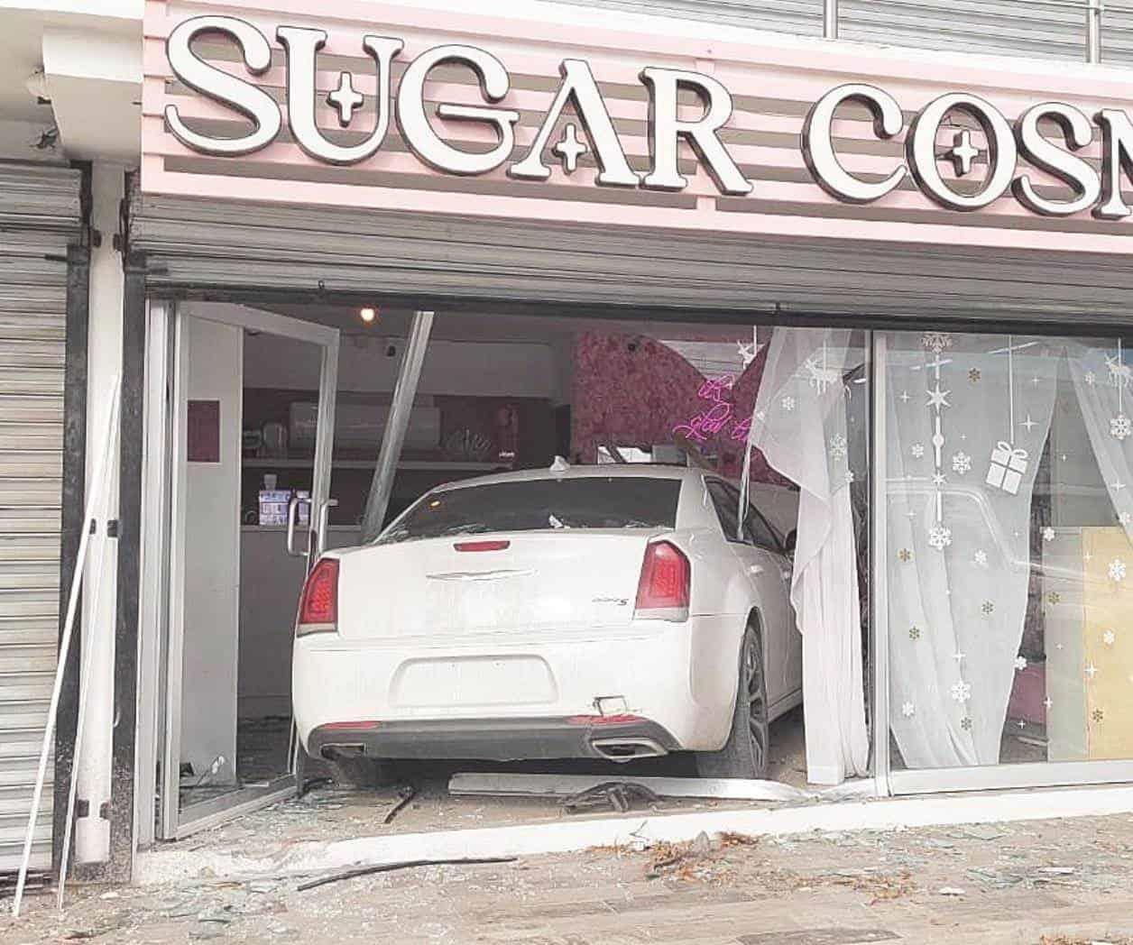 Accidente vehicular en Las Cumbres: Choque en Tienda de Maquillaje