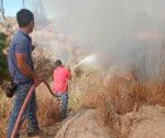 Responden bomberos a quema de pastizal