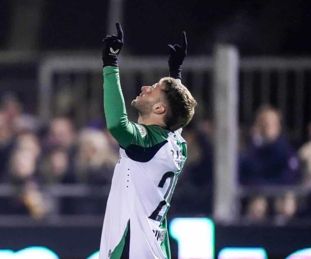 Santi Giménez marca doblete en Copa