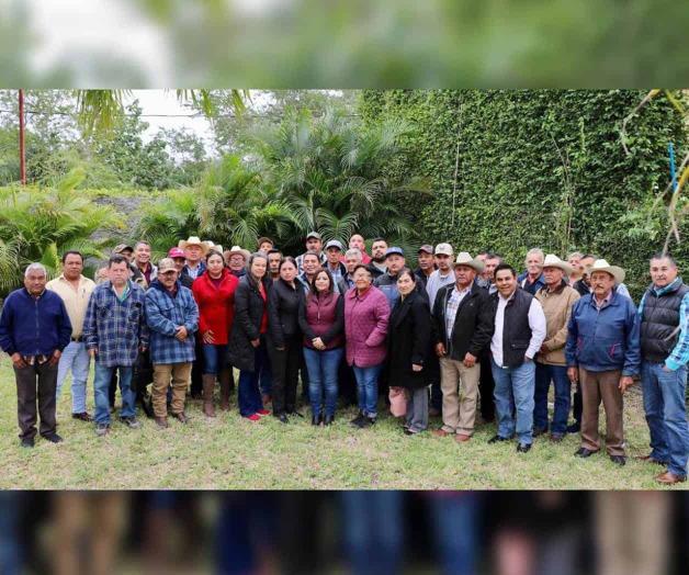 Refuerza Ver&oacute;nica lazos con ejidatarios