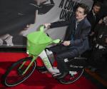 Timothée Chalamet llega a alfombra roja en bicicleta pero lo multan