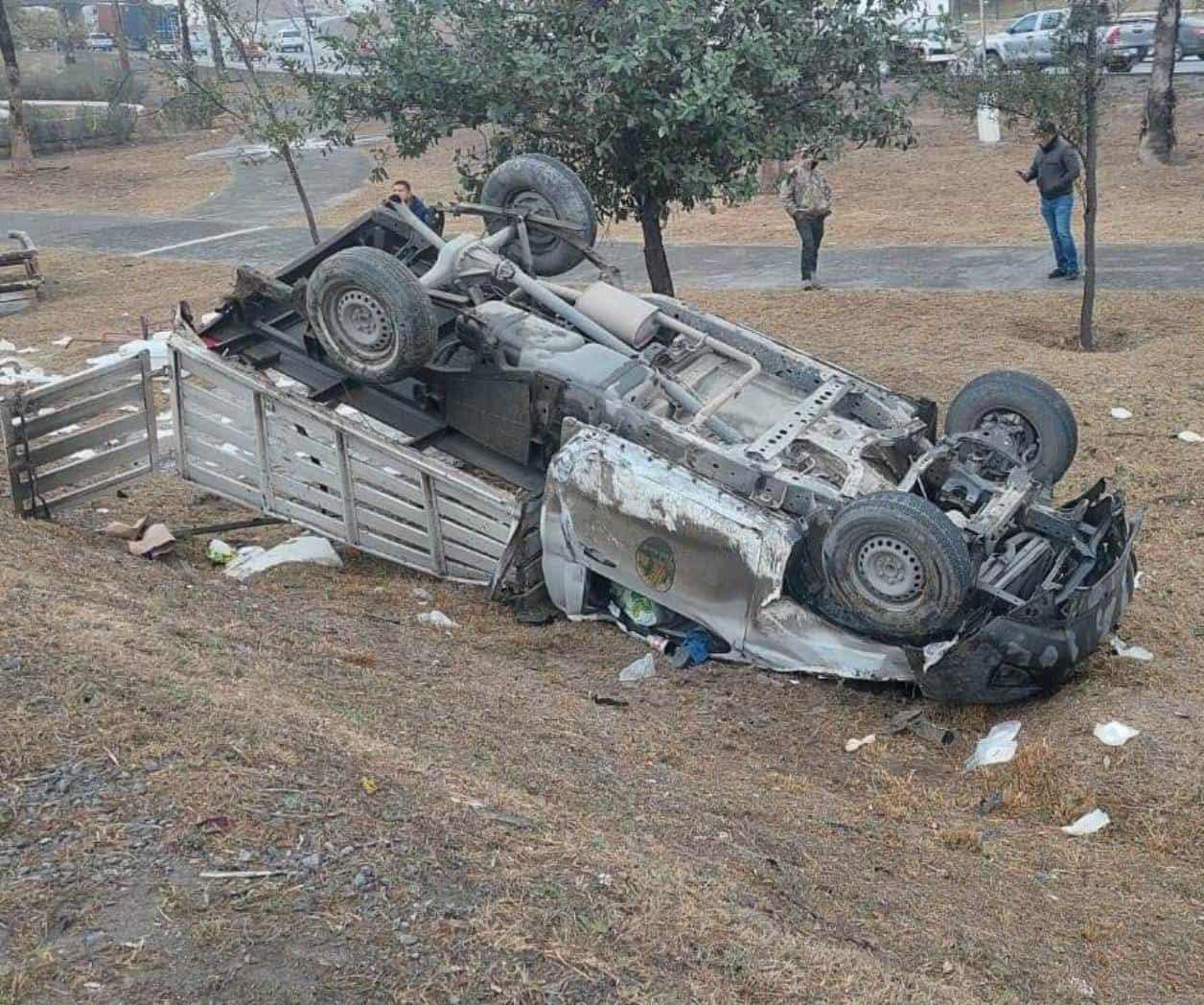 Vuelca camioneta a exceso de velocidad en Carretera a Río Bravo