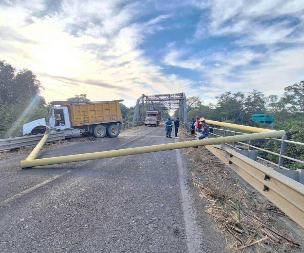 Choque bloquea la carretera 85 en Gómez Farías