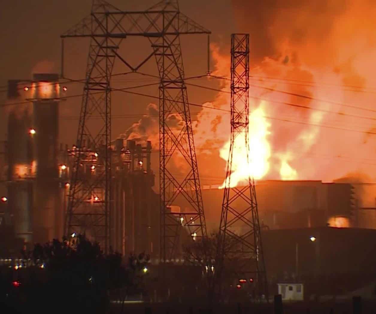 Desalojos por incendio en la planta de baterías