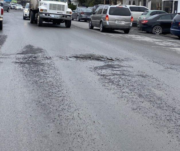 A un año de pavimentada muestra daños y baches