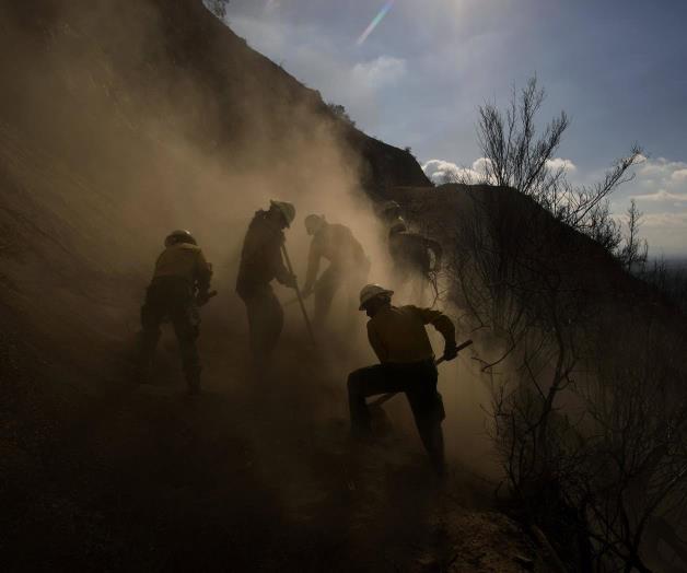Bomberos de Navajo Nation luchan contra los incendios