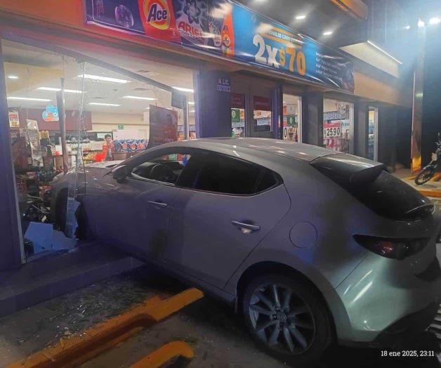 Confunde freno con acelerador: Se mete a Oxxo  con todo y carro