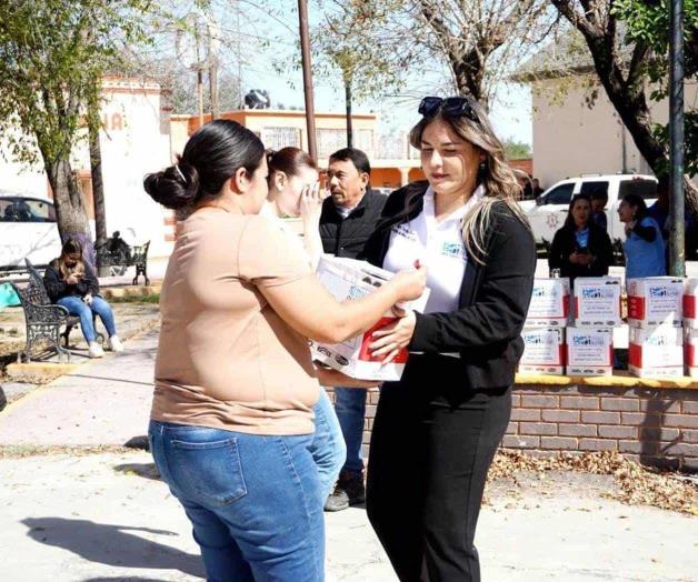 Llevan colchas y alimentos a los más vulnerables