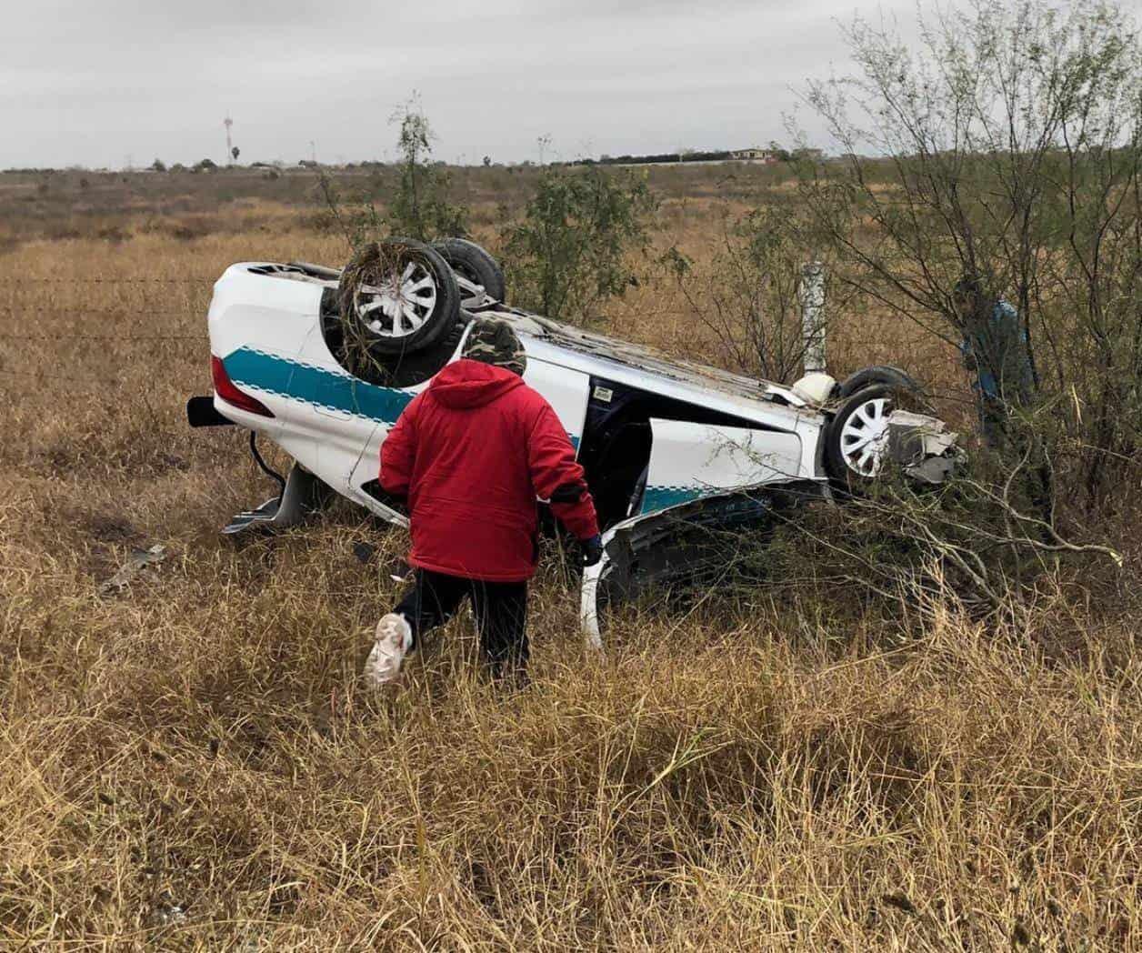 Vuelca taxi en Viaducto Reynosa