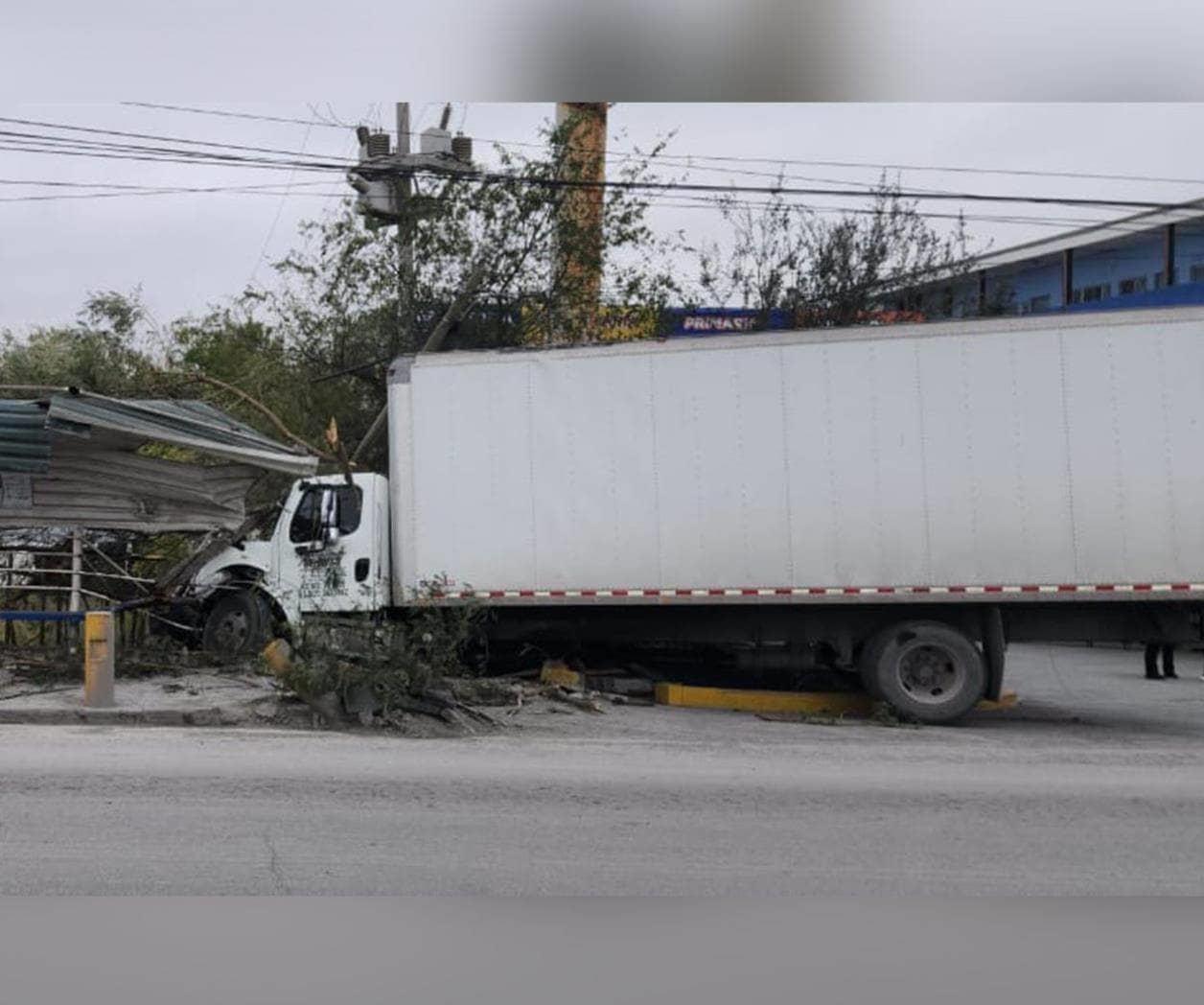 Proyecta tráiler contra barda de maquiladora en Reynosa