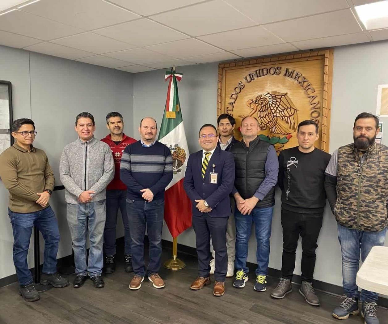 Hacen guardia en consulados por connacionales