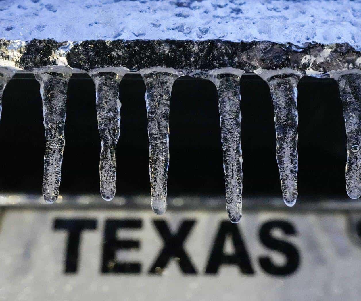 Tormenta invernal provoca nieve, aguanieve y hielo en Texas