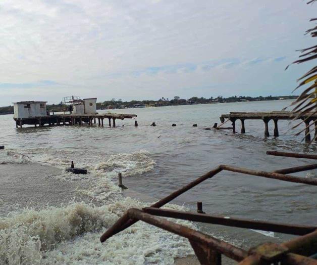 Debido al fuerte oleaje: Colapsa muelle Pilotes, en el sur