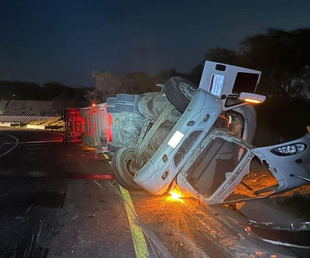 Accidente de tráiler con productos lácteos en Carretera Monterrey - Reynosa