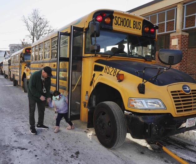 Familias evalúan el riesgo de enviar a sus hijos a clases: Temen migrantes a acciones de Trump