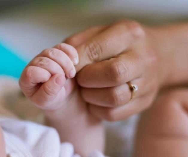 Madre expone a su bebé a las bajas temperaturas