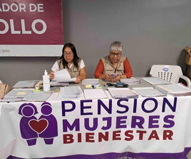 Para mujeres y adultos  mayores: Entregan tarjetas de Pensión del Bienestar