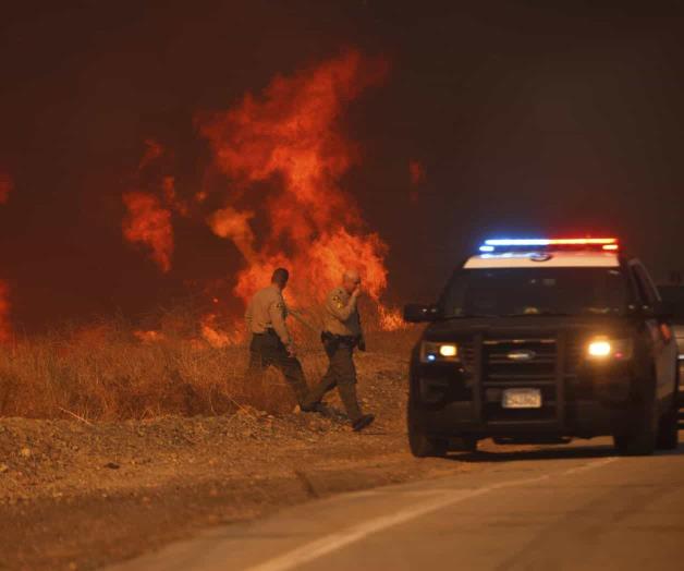 Norte de los ángeles: Riego aéreo detiene un enorme incendio forestal