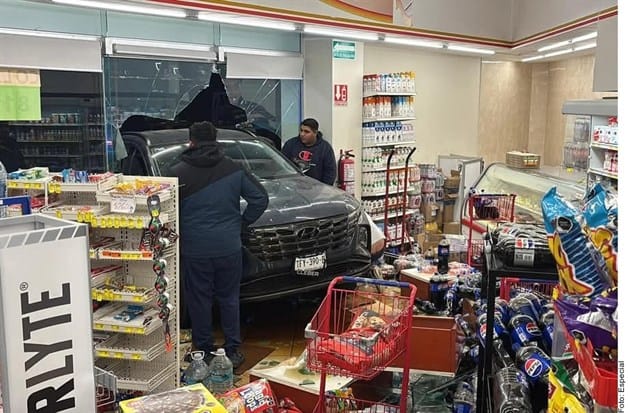 Accidente de tráfico en farmacia de San Nicolás