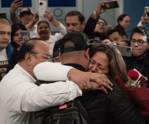 Marino mexicano secuestrado por hutíes abraza a familia en Veracruz