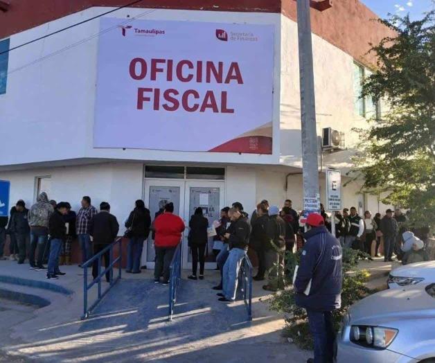 Descuentos aumentan la afluencia: Largas filas en Oficina Fiscal Descuentos aumentan la afluencia: Largas filas en Oficina Fiscal