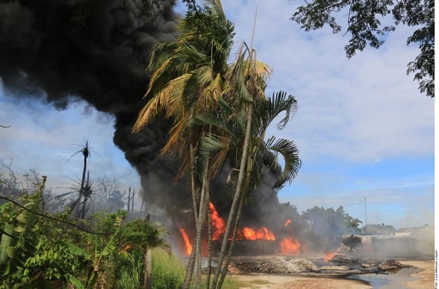 Se incendia centro huachicolero en Centro, Tabasco