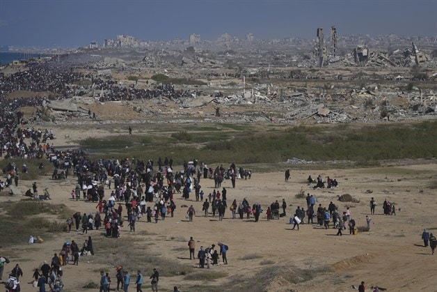 Regreso de palestinos a Gaza tras cese de fuego en medio de la destrucción