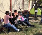 Buscan  un lugar para sus hijos: Padres acampan en las escuelas