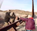 Les regalan galones con agua: Voluntarios salvan vidas de migrantes