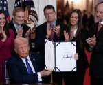 Promulga Ley Laken Riley: Ordena Trump abrir un centro de detención en Guantánamo