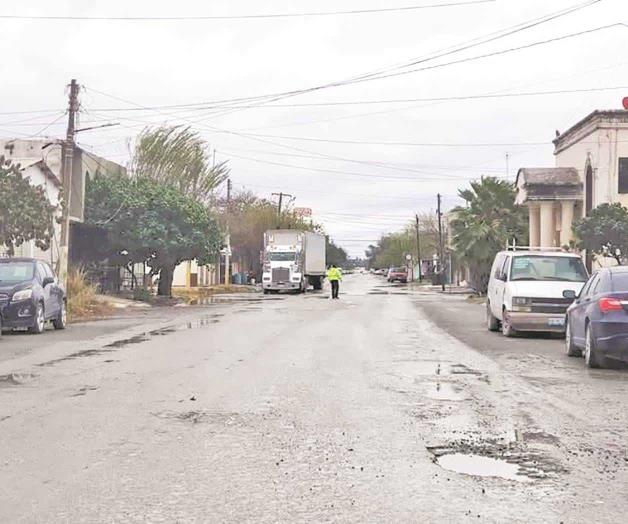 Retiran bomberos cables ca&iacute;dos y grandes ramas