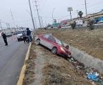 Da ´volantazo´ y acaba embancado en Libramiento Monterrey-Reynosa