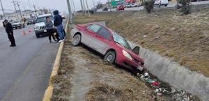 Da ´volantazo´ y acaba embancado en Libramiento Monterrey-Reynosa