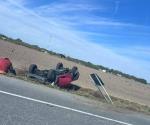 Dan volteretas en la carretera: Familia vive de milagro