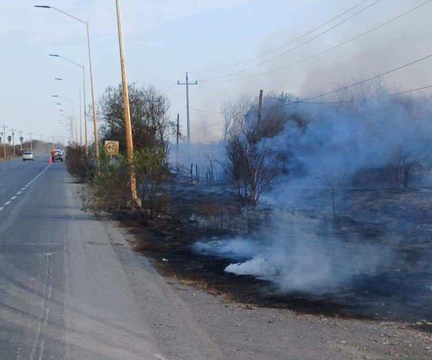 Queman pastizal a un costado  de la carretera