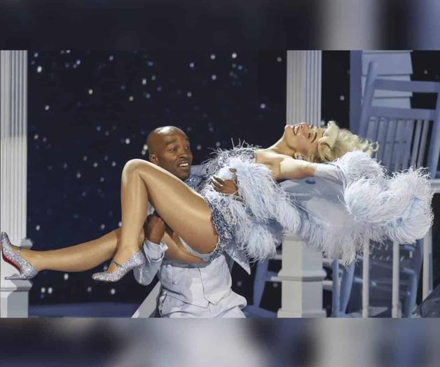 Sabrina Carpenter se luce en su debut en los Grammy 2025