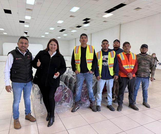 Entrega gobierno estatal bancos a escuela primaria de Camargo